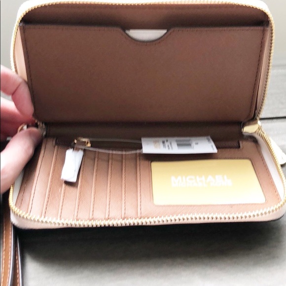 NEW Michael Kors Wristlet/Wallet - Picture 3 of 3